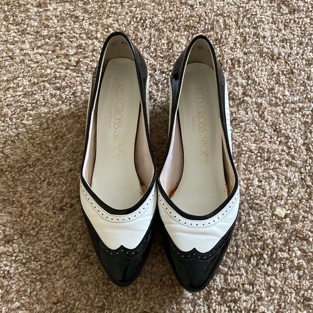 Vintage black and white Red Cross Oxford short pump shoes size 8